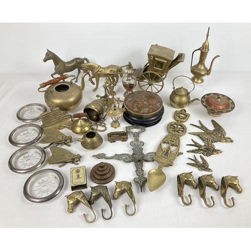 1093 - A collection of vintage brass and metal ware items. To include a brass horse and carriage, Welsh lov... 