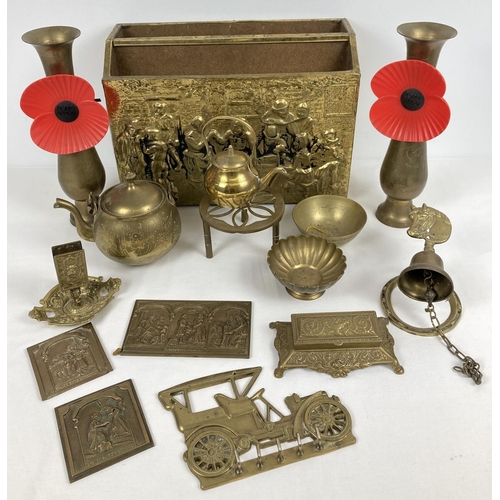 1094 - A box of vintage brass ware. To include magazine rack, pair of vases, horseshoe shaped wall hanging ... 