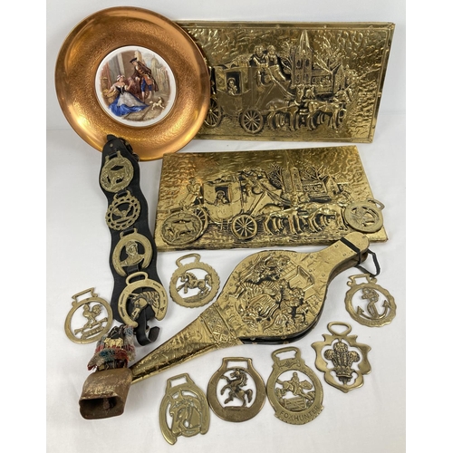 1097 - A box of vintage brass and copper ware. To include brass plaques, horse brasses and a copper 