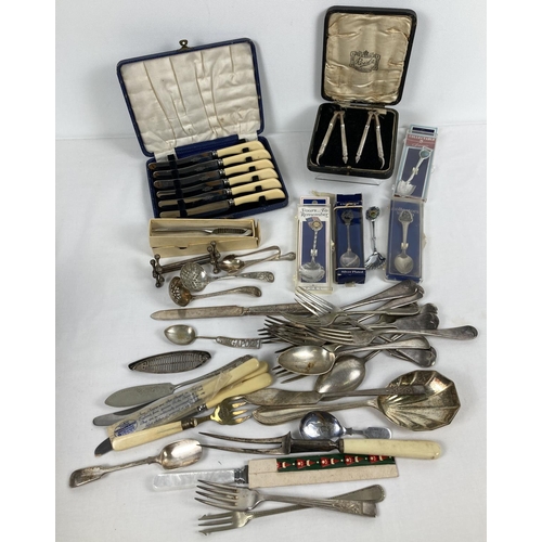 1069 - A box of assorted vintage cutlery, to include A1 plate and boxed items. Lot includes: knife rests, b... 