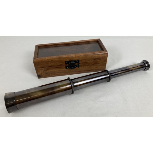 1129 - A reproduction 3 drawer brass telescope with engraved lettering, in a glass topped wooden box. Teles... 