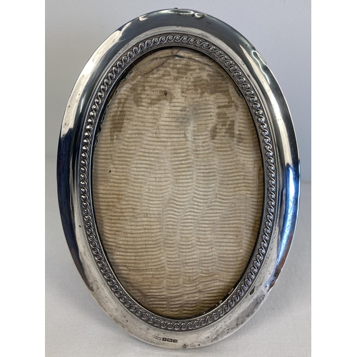 1086 - A vintage oval silver photo frame with bead style decoration to inner edge. Hallmarked Birmingham 19... 