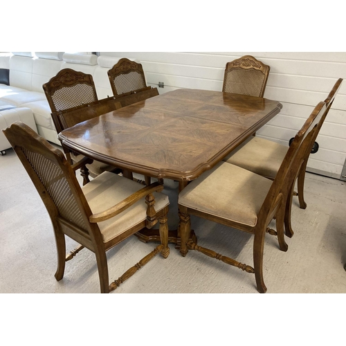 1383 - A vintage solid wood dining room table with 4 matching dining chairs and 2 carvers. Table has parque... 