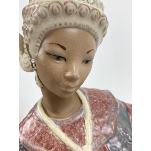 1163 - Retired Lladro gres porcelain Thai Dancer figurine by Vincente Martinez. Produced from 1977 -1999. B... 