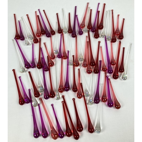 1189 - A collection of coloured glass drops, in reds, pinks and clear glass. Longest approx. 14.5cm.