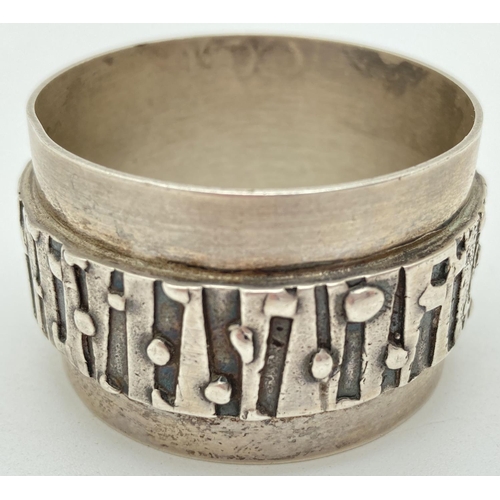 1185 - A vintage Modernist silver napkin ring by Brian Asquith, hallmarked Sheffield 1975. With abstract de... 