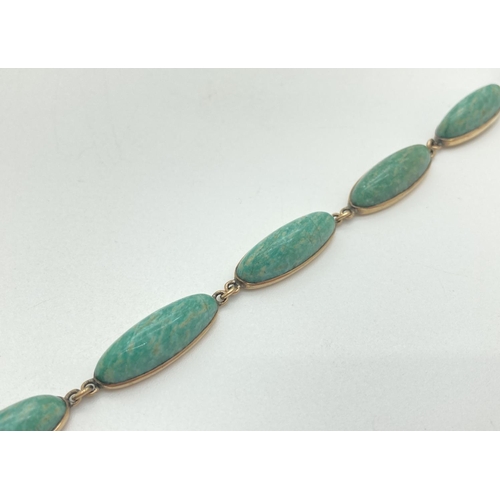 1086 - A 9ct gold and green agate stone set bracelet with 6 oval cabochon links. Approx. 8