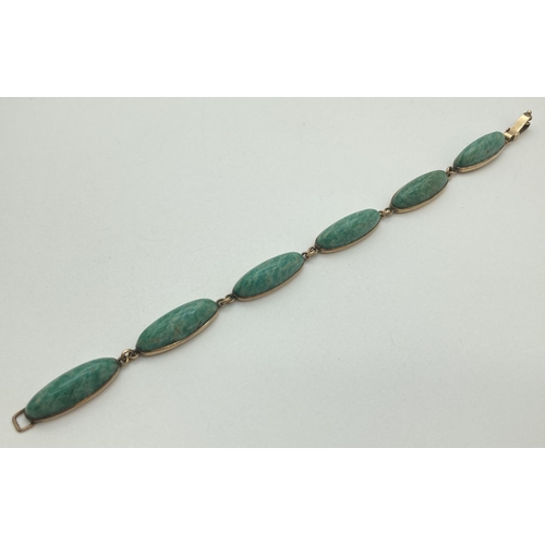 1086 - A 9ct gold and green agate stone set bracelet with 6 oval cabochon links. Approx. 8