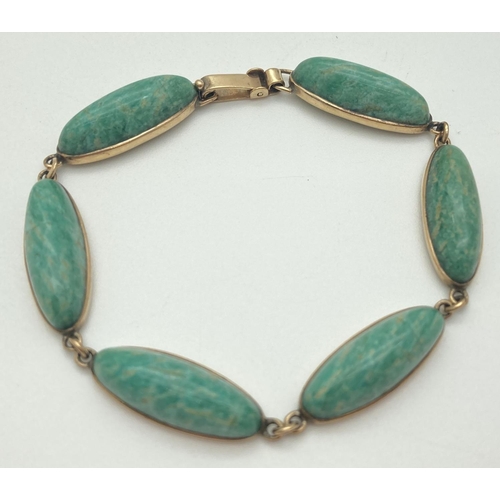 1086 - A 9ct gold and green agate stone set bracelet with 6 oval cabochon links. Approx. 8