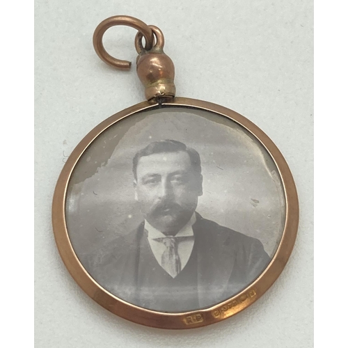 1089 - A Victorian 9ct gold circular shaped, double sided photo pendant. With hanging bale and interior pic... 