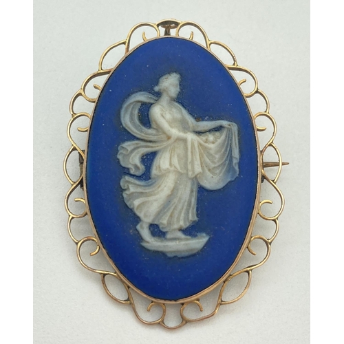 1092 - An antique 9ct gold mounted Wedgwood blue & white jasper ware brooch. Large oval ceramic plaque of a... 