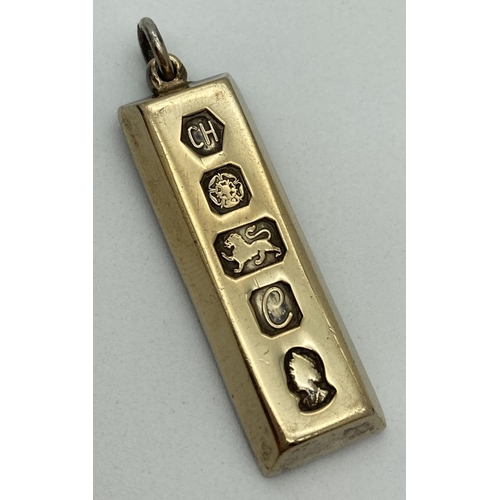 1132 - A vintage 1977 Jubilee silver ingot pendant with full hallmarks to front and back. Approx. 4.5cm lon... 