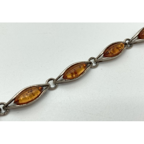 1138 - A 925 silver and amber bracelet with 8 long links. Stamped 925 to lobster claw clasp. Approx. 7