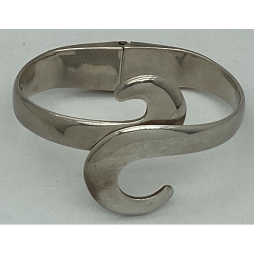 1146 - A modern 925 silver spring hinged bangle with hooked finials. Approx. 6.5cm diameter. Total weight a... 