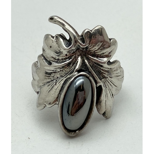 1163 - A large 925 silver and hematite acorn design statement ring. Stamped 925 to underside. Ring size Q½.