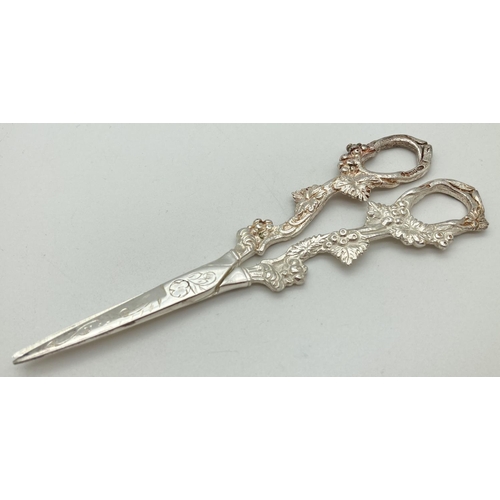 1201 - A pair of solid silver decorative grape scissors with grape vine detail to both sides. Engraved deco... 