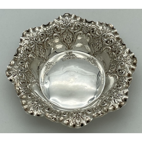 1202 - A late Victorian Fenton Brothers silver bon bon dish with decorative scalloped rim. Fully hallmarked... 