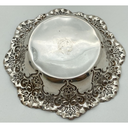 1202 - A late Victorian Fenton Brothers silver bon bon dish with decorative scalloped rim. Fully hallmarked... 