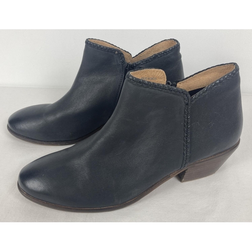 52 - A pair of women's Fat Face black leather ankle boots, size 6½/40. With zipped sides, small chunky he... 
