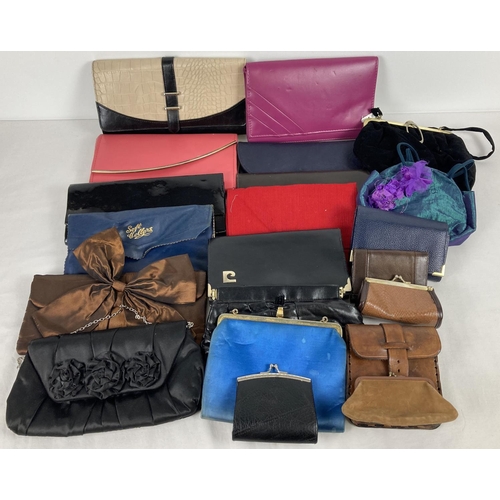 60 - A collection of 21 assorted vintage clutch bags and purses. To include satin, leather and velvet exa... 