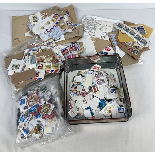 97 - A quantity of assorted vintage loose British and world stamps.