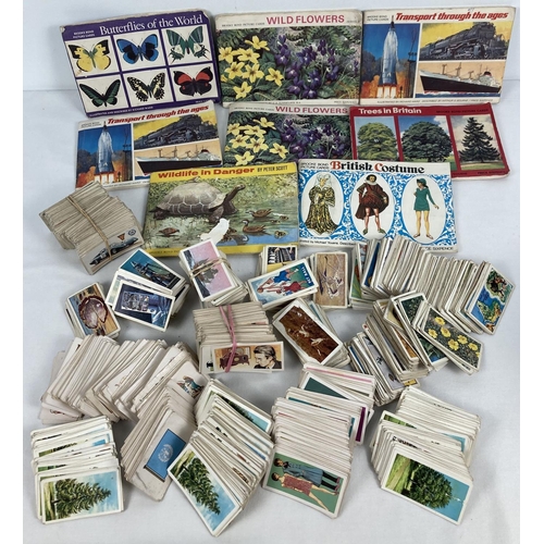 204 - A collection of vintage tea card albums and loose teas cards in various themes. To include examples ... 