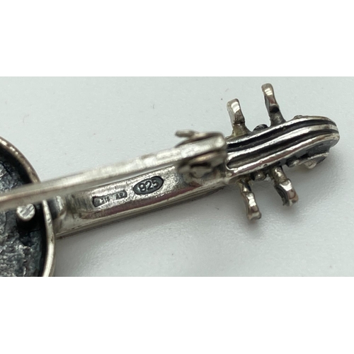 1051 - A 925 silver brooch in the shape of a violin, complete with strings. Hallmarked to reverse. Approx. ... 