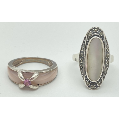 1067 - 2 silver dress rings. An oval shaped Decco style ring set with a mother of pearl cabochon and marcas... 