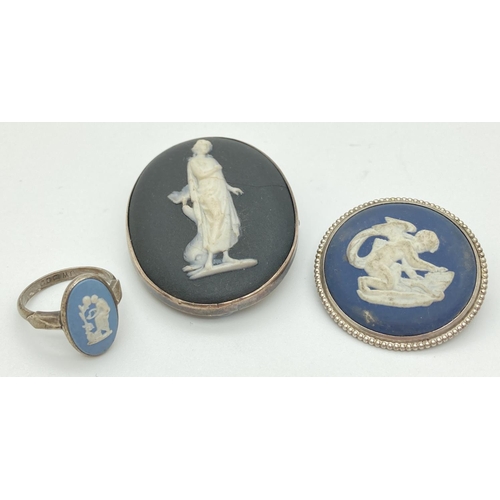 1079 - 3 items of vintage Wedgwood Jasper ware costume jewellery. A large oval shaped brooch in black & whi... 