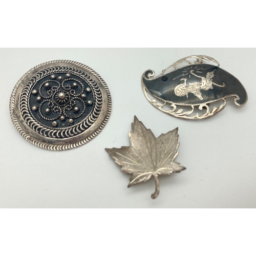 1094 - 3 vintage silver brooches. A large circular 925 silver brooch (approx. 4.5cm diameter), a Siam Silve... 