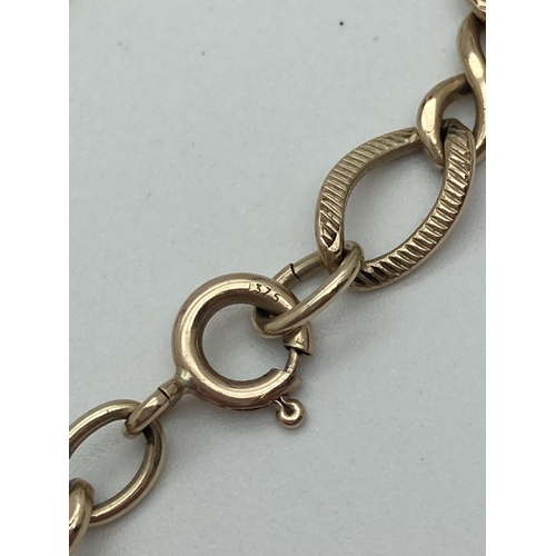 1048 - A 9ct gold decorative chain link bracelet with spring clasp. Approx 7 inches long. Clasp marked 