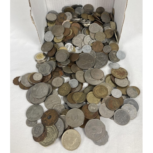 1222 - A collection of mixed antique and vintage British and foreign coins. To include: Victorian pennies a... 