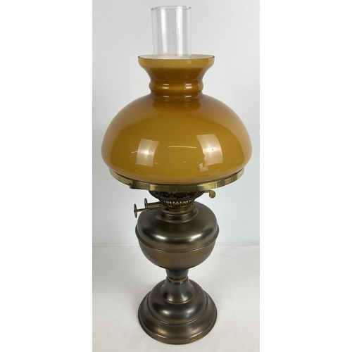 1234 - A vintage Duplex double wick brass oil lamp with glass chimney and shade. Total height approx. 50cm ... 