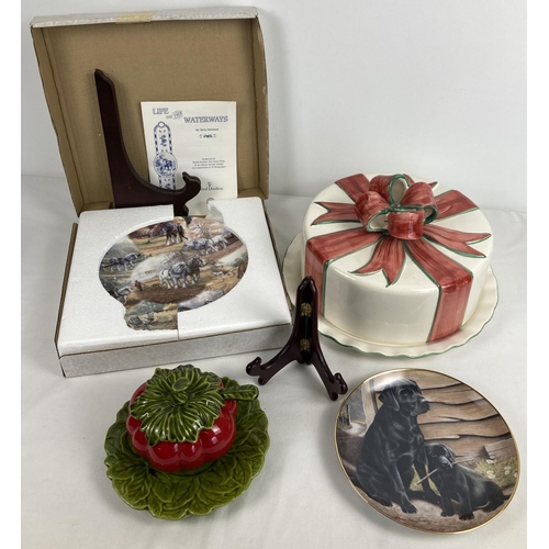 1270 - 4 modern ceramic items. A large lidded cake plate with tied ribbon decoration, a 4 piece lidded sauc... 