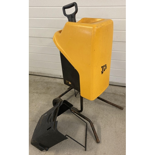 1404 - A JCB GSB1800 electrical garden chipper/shredder, approx. 96cm tall. Not tried & tested.