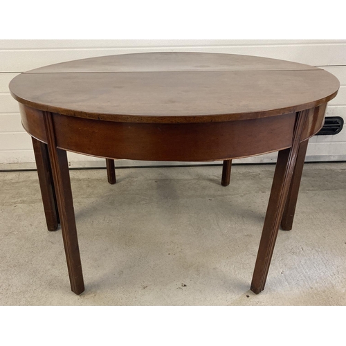 1457 - A Victorian mahogany 2 sectional circular dining table with 2 additional extending leaves. Each half... 