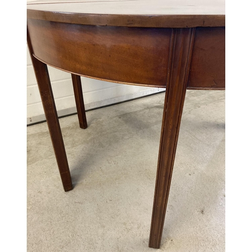 1457 - A Victorian mahogany 2 sectional circular dining table with 2 additional extending leaves. Each half... 