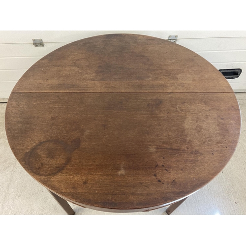 1457 - A Victorian mahogany 2 sectional circular dining table with 2 additional extending leaves. Each half... 