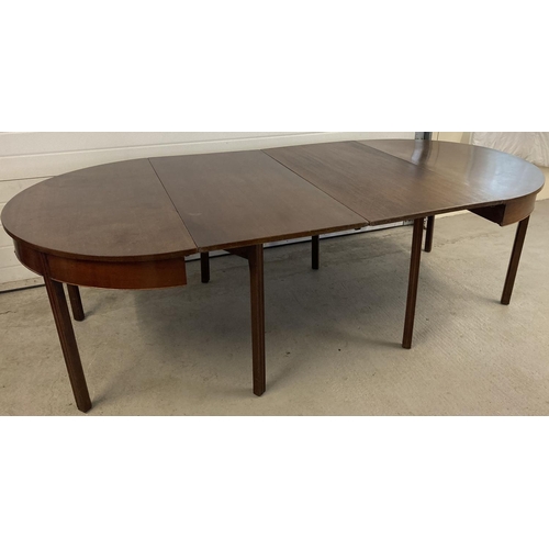 1457 - A Victorian mahogany 2 sectional circular dining table with 2 additional extending leaves. Each half... 