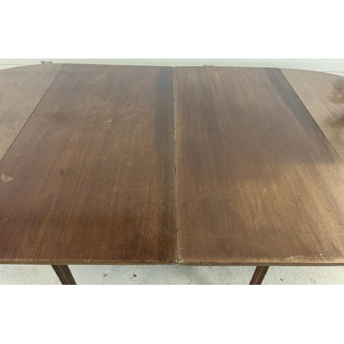 1457 - A Victorian mahogany 2 sectional circular dining table with 2 additional extending leaves. Each half... 