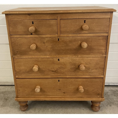 1459 - A vintage pine 2 over 3 chest of drawers with chunky bun front feet. Replacement knob handles and ba... 