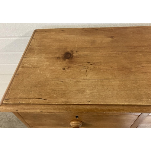 1459 - A vintage pine 2 over 3 chest of drawers with chunky bun front feet. Replacement knob handles and ba... 