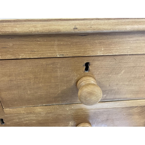 1459 - A vintage pine 2 over 3 chest of drawers with chunky bun front feet. Replacement knob handles and ba... 