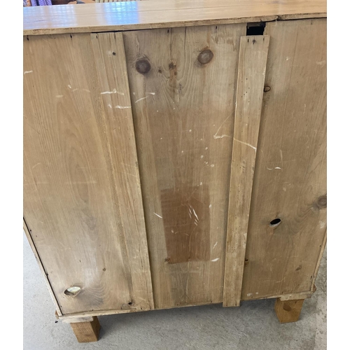 1459 - A vintage pine 2 over 3 chest of drawers with chunky bun front feet. Replacement knob handles and ba... 