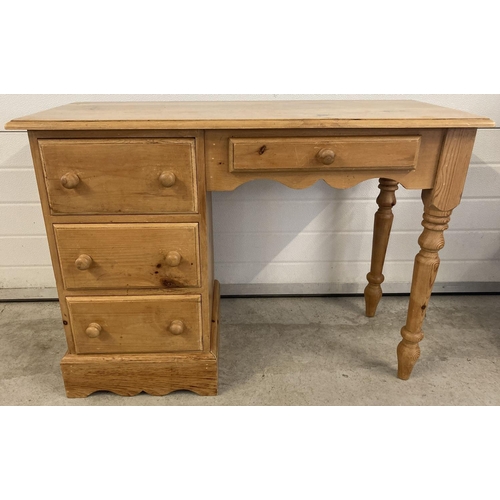 1462 - A vintage pine 4 drawer dressing table/desk with knob handles and turned legs. Approx. 73cm tall x 1... 