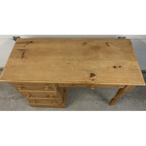 1462 - A vintage pine 4 drawer dressing table/desk with knob handles and turned legs. Approx. 73cm tall x 1... 