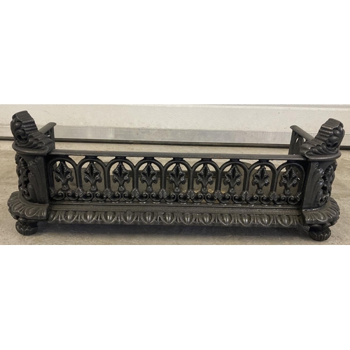 1241 - A Victorian cast iron fire grate front with decorative pierced galleried sides. Approx. 22cm tall x ... 