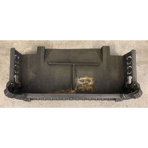 1241 - A Victorian cast iron fire grate front with decorative pierced galleried sides. Approx. 22cm tall x ... 