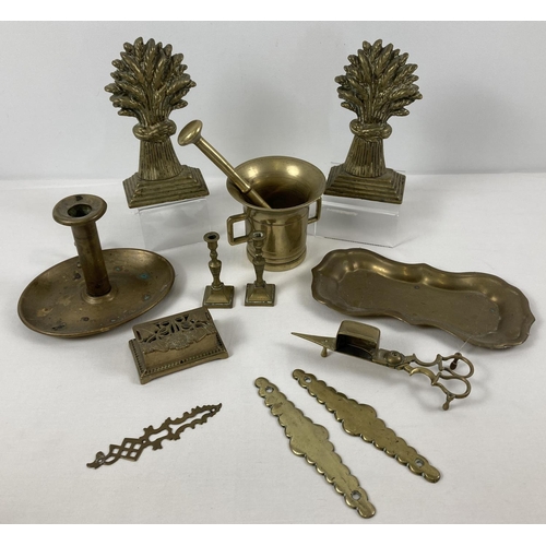 1242 - A collection of assorted vintage brass items. To include: heavy pestle & morter, wheatsheaf shaped o... 