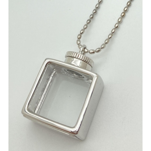 1042 - A modern design glass panel square shaped silver bottle pendant on a 30